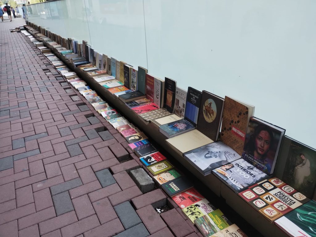 Anticariat carti vechi buchinisti Bucuresti anticar Piata Unirii Metrou Magazinul 13